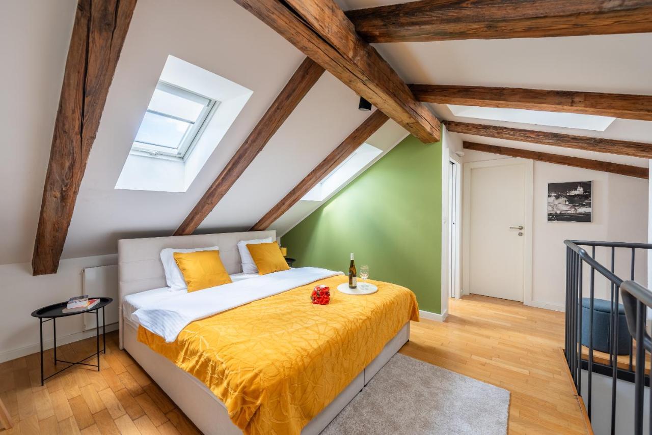 Duplex With Ac In Center Prag