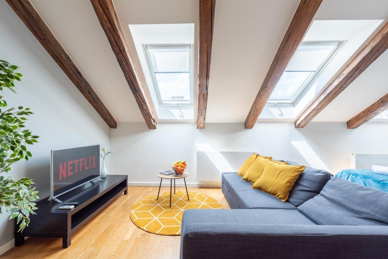 Duplex With Ac In Center Prag